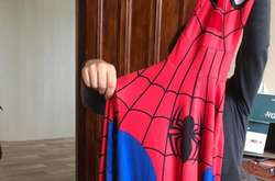 На момент вчинення злочину підозрюваний замаскувався, одягнувши костюм &laquo;Спайдермена&raquo;