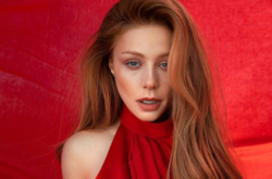 Тина Кароль показала пышные формы в эффектном концертном наряде