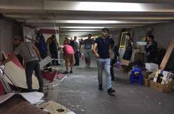 У переході біля метро «Позняки» зносять МАФи (фото)