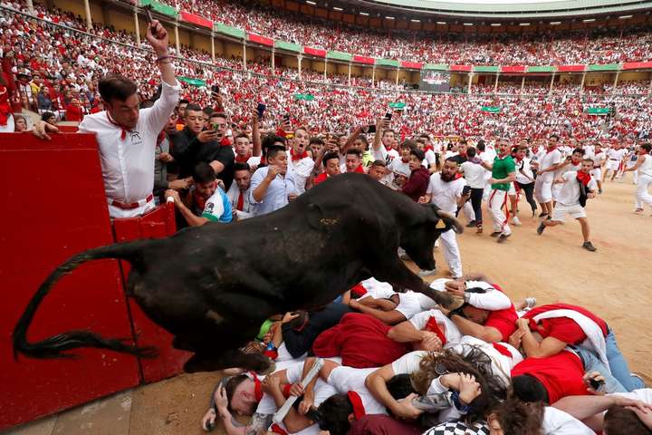 В Испании в рамках фестиваля Сан-Фермин прошел финальный забег с быками