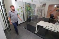  Олександр Корнієнко прямує коридорами штабу партії 
  
  