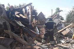 Рятувальники працюють на місці вибуху будинку