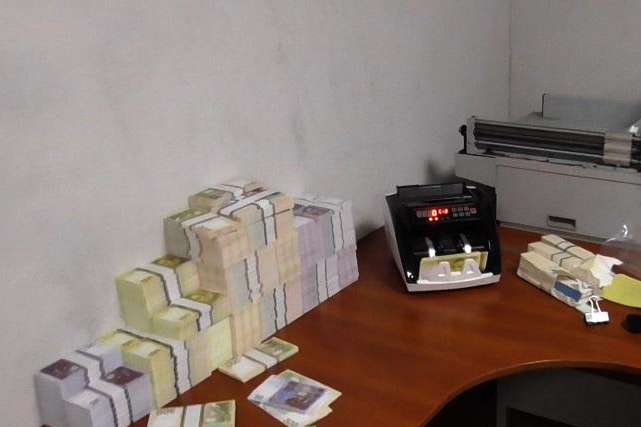 У Києві затримали валютних шахраїв, які друкували фальшиві гроші (фото, відео)