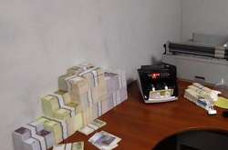 У Києві затримали валютних шахраїв, які друкували фальшиві гроші (фото, відео)