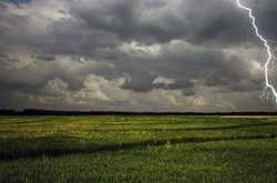 В Україні сьогодні місцями пройдуть дощі і грози