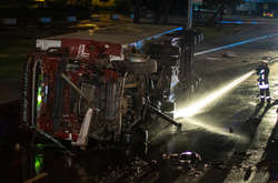 Вантажівка впала з моста і перекинулася на бік