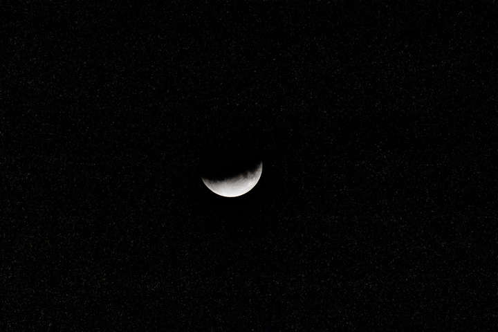 Місячне затемнення: як виглядав попелястий Місяць над Києвом (фото)