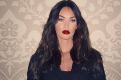 Меган Фокс вывела на прогулку троих сыновей в девичьих нарядах