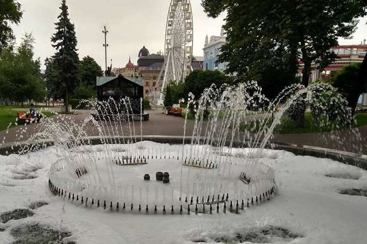 Вандали залили фонтан на Контрактовій площі миючим засобом (фото)
