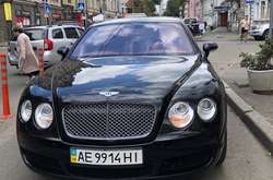На Подолі автохам на Bentley запаркувався на дорозі з одностороннім рухом (фото)