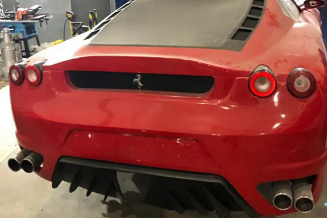 У Бразилії батько і син погоріли на виробництві підроблених Ferrari і Lamborghini