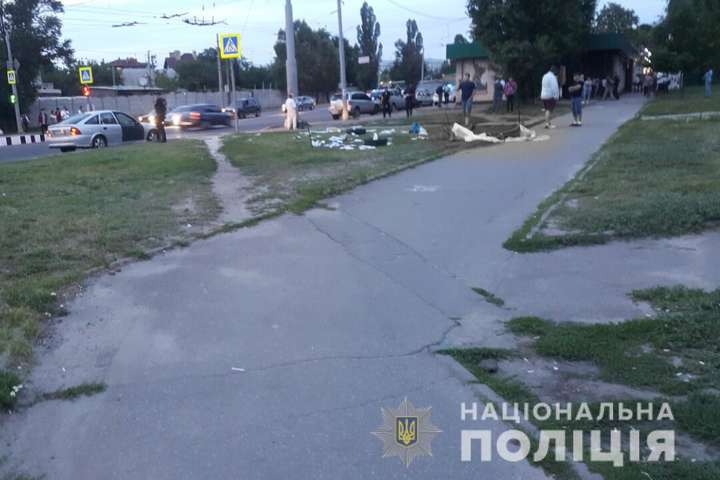 В Харькове автомобиль въехал в агитационную палатку