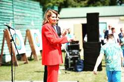 Елена Зеленская появилась на публике в красном костюме оверсайз