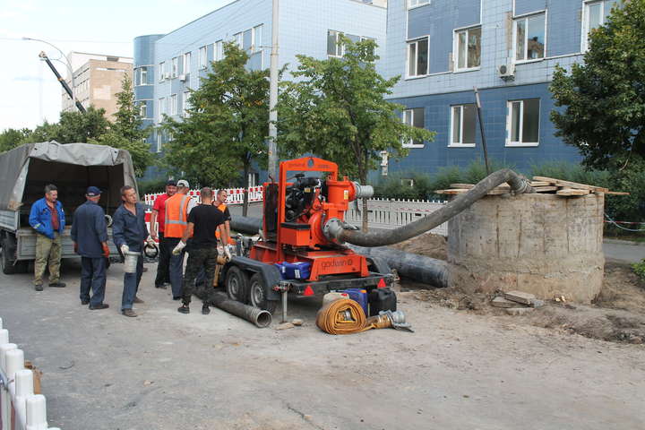 Аварія на колекторі в Подільському районі: під час ремонту «вилізли» нові проблеми