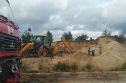 В карьере на Ривненщине двоих детей засыпало песком (фото)