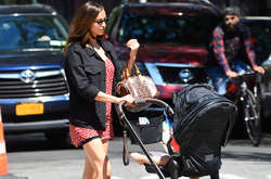 Модные образы Ирины Шейк: стильные фото молодой мамы