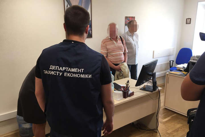 Головного податкового ревізора в Києві затримали з хабарем на робочому місці