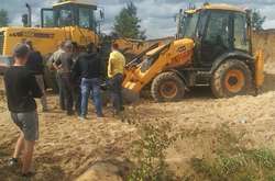 На Рівненщині рятувальники знайшли тіло дитини, яку засипало піском у кар'єрі 