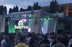 Концерти та комедійні шоу: на Київщині кандидати один поперед одного влаштовують масштабні заходи