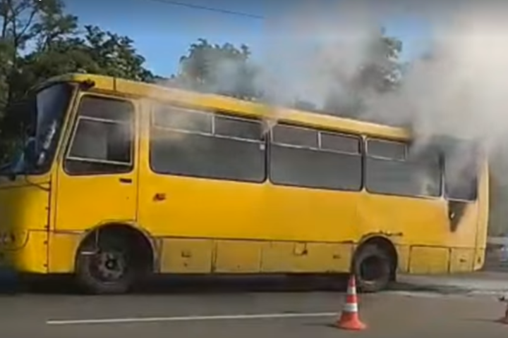 В Киеве загорелся автобус (видео)
