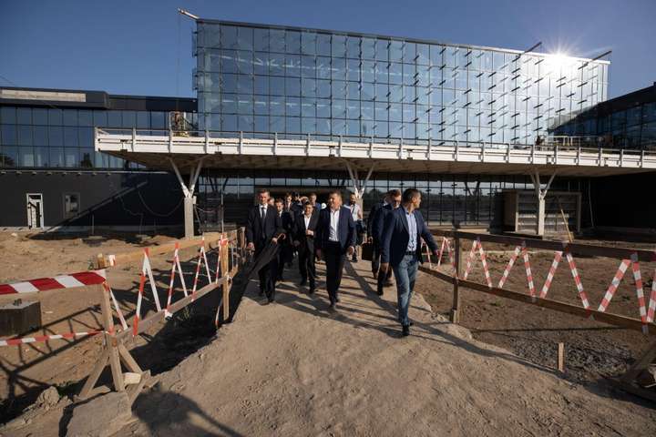 Зеленський незаплановано прийшов на будівництво нового терміналу аеропорту «Запоріжжя»