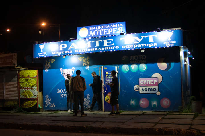 У Києві натовп молодиків влаштував погром у «Національній лотереї» (фото)