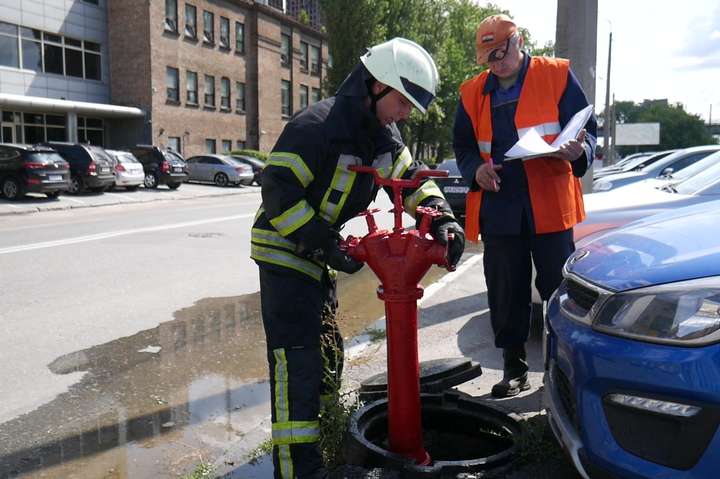 У Києві перевіряють стан усіх пожежних гідрантів (фото, відео)