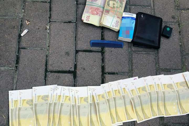 Столична поліція затримала «валютчика», який впарював фальшиві гроші (фото, відео)