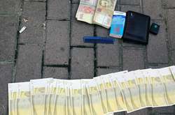 Столична поліція затримала «валютчика», який впарював фальшиві гроші (фото, відео)