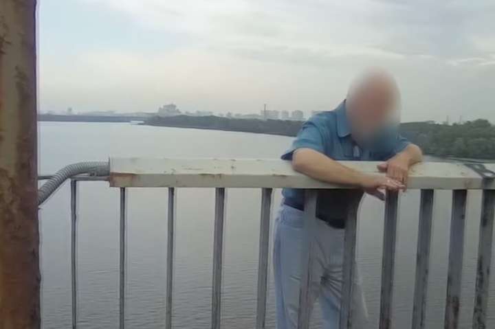 Патрульні врятували чоловіка, яких хотів стрибнути з Південного мосту (відео)