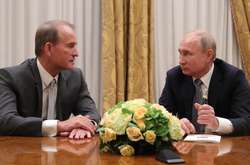 Вперше з 2004-го року на цих парламентських виборах Путін знову особисто агітує за проросійські сили, влаштовуючи показові публічні прийоми «групи Медведчука» і його самого в Росії