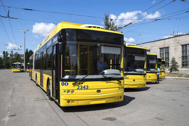 На вулиці Києва вийшли п’ять нових українських тролейбусів (фото, відео)