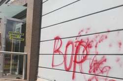 В Житомирі офіс кандидата в депутати закидали димовими шашками