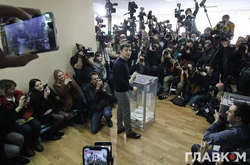 Президент Украины Владимир Зеленский на избирательном участке