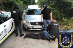 Поліцейських впіймали під час отримання хабара від водія у розмірі 6000 грн за нібито порушення ПДР