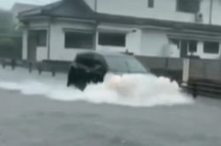 Японію заливає дощами: влада оголосила максимальний рівень загрози