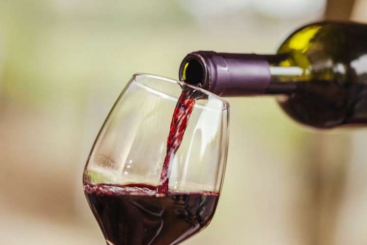 Необычная реакция на выпитое вино помогла женщине обнаружить у себя рак
