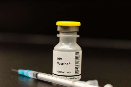 У США заявили про початок масштабного випробування вакцини проти ВІЛ