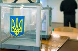 На Житомирщині біля виборчої дільниці затримали чоловіків з пістолетом, ножем та битою 