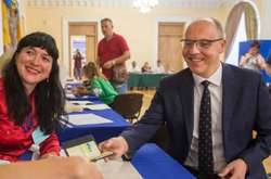 Парубій доніс паспорт і проголосував