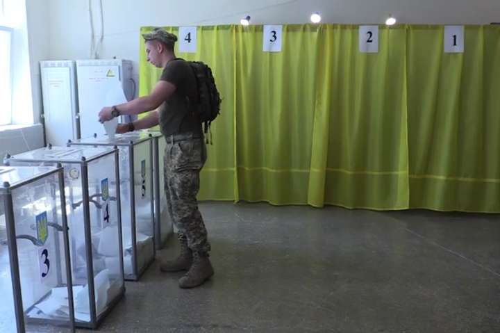 Як голосують військові на Донбасі: 211 виборчих дільницях у 18 виборчих округах (відео)