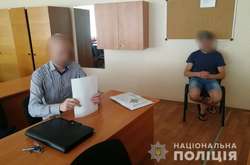  Спостерігачі помітили, що чоловік кинув до скриньки лише один бюлетень, та повідомили про це поліцейському 