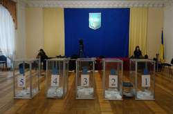 Во Львове девушка пыталась проголосовать за 10-х человек