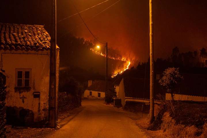 Масштабні пожежі на сході Португалії: постраждали 20 людей