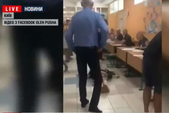 На виборчій дільниці у Києві жінка, яка забула паспорт, впала «мертвою» (відео) 