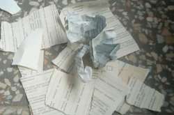 Під контролем правоохоронців і членів комісії чоловік таки вкинув бюлетень до скриньки, - спостерігачі