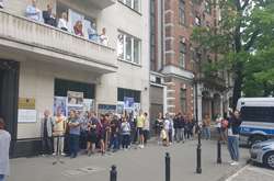 Українці активно голосують на виборчих дільницях у Польщі&nbsp;