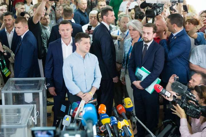 «Не розслабляйтеся»: Зеленський відповів на питання про дострокові місцеві вибори