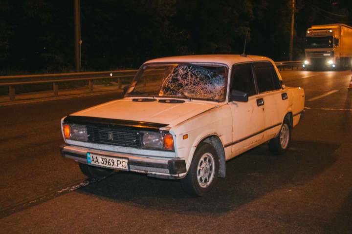 У Києві ВАЗ збив пішохода-порушника (фото, відео)