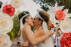 В Украине впервые состоялся однополый брак: трогательные фото с церемонии